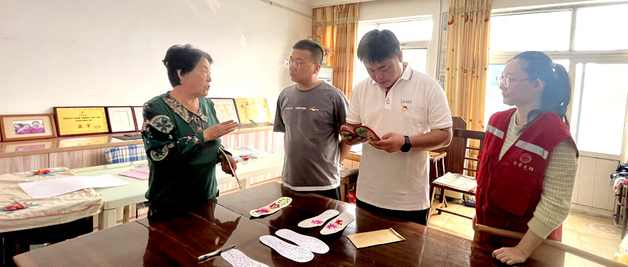 金沙集团科技党支部国庆暖心走访，传承红色基因与非遗文化